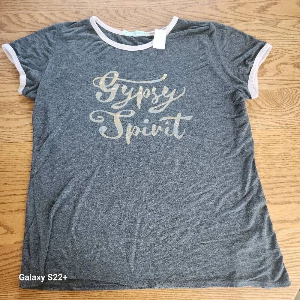 E27 Maurices "Gypsy Spirit" short sleeved t shirt gray w pink trim & lettering